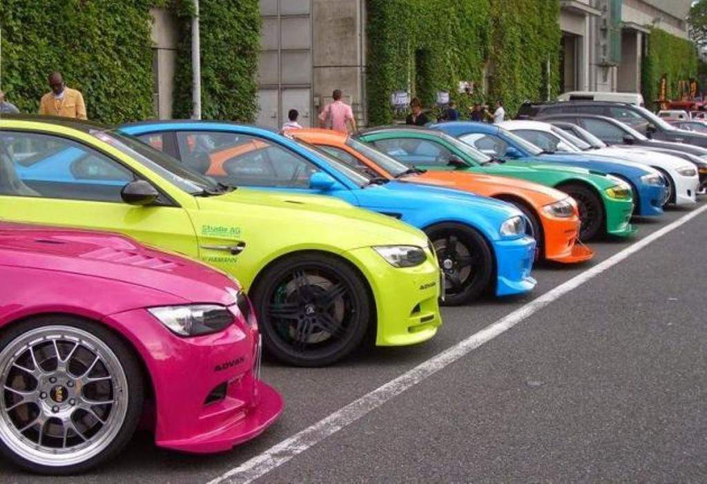 Популярные цвета машин. Разноцветные машины. Яркие цвета автомобилей. Необычные цвета автомобилей. Популярные цвета автомобилей.